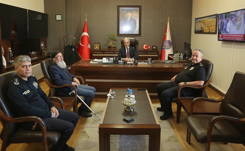 Şehidimiz Polis Memuru Eyyüp OĞUZ’un kıymetli babası Tevfik OĞUZ, İl Emniyet Müdürümüz Sayın Adnan KARAYEL’i ziyaret ederek bizleri onurlandırdılar.